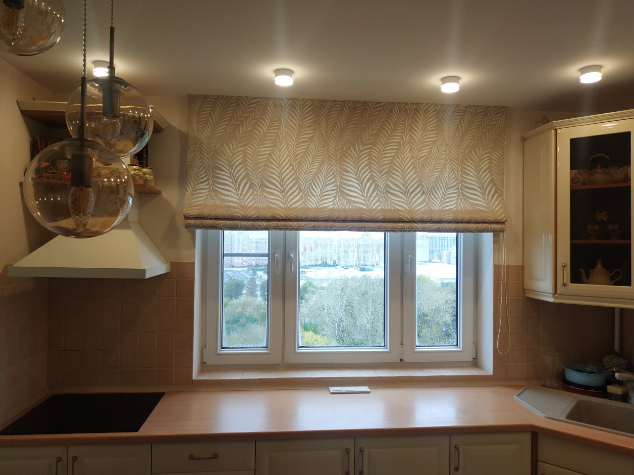 Римские шторы с узором для столовой примеры